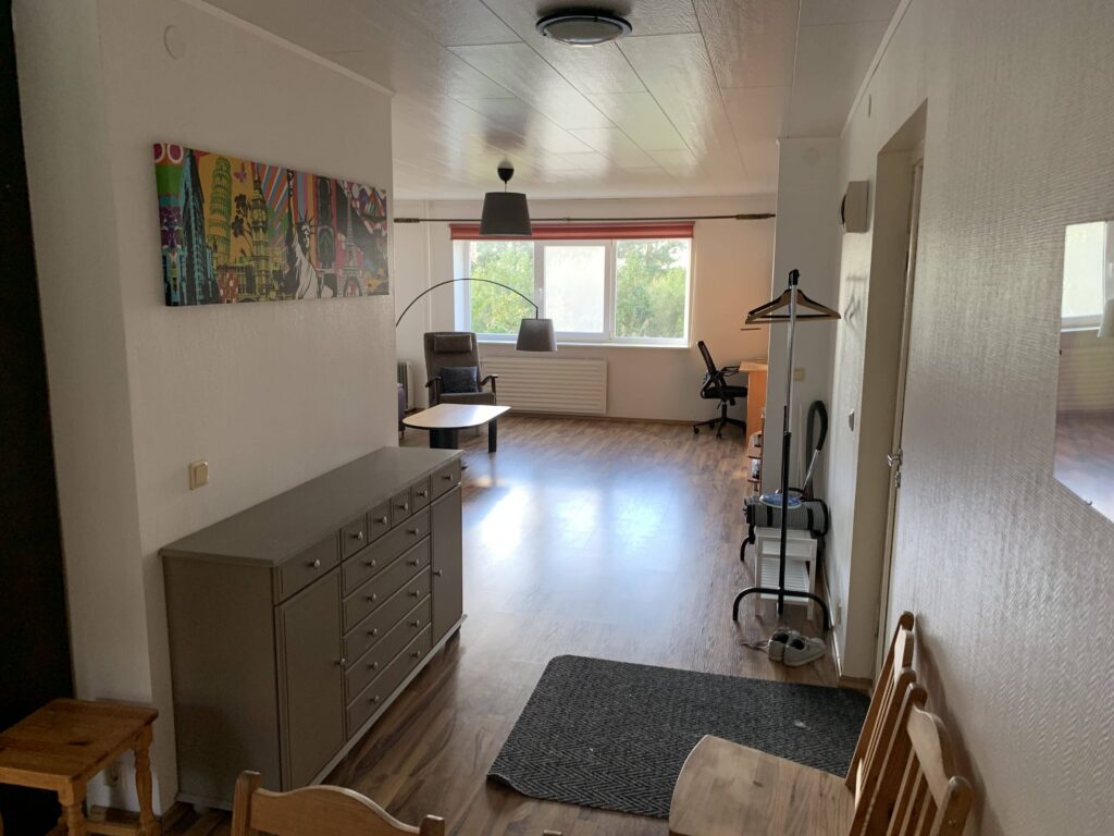 Avatud esik, mis viib valgusküllasesse elutuppa kui kööki