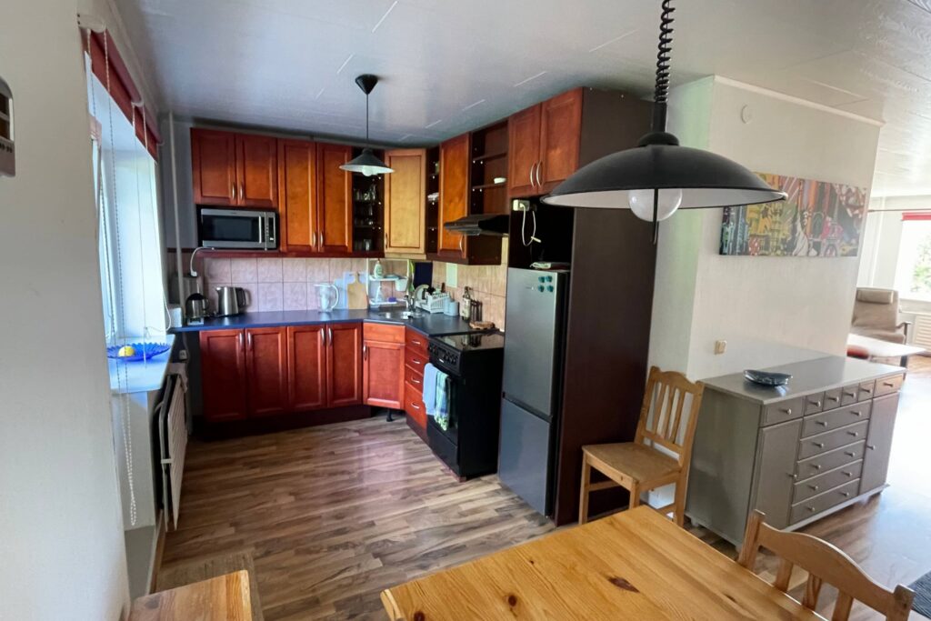 Täielikult sisustatud köök külmiku, pliidi ja söögilauaga