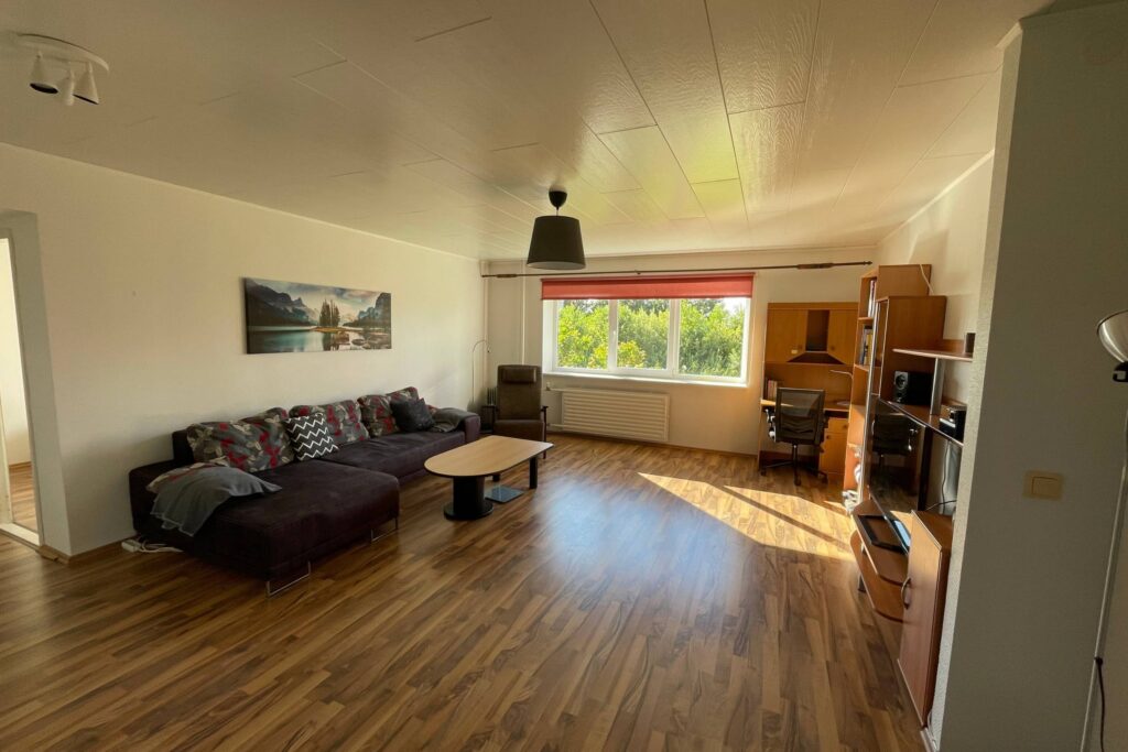 Valgusküllane elutuba kirjutuslaua, raamaturiiuli ja teleriga Loomepaiga korteris Treimanis