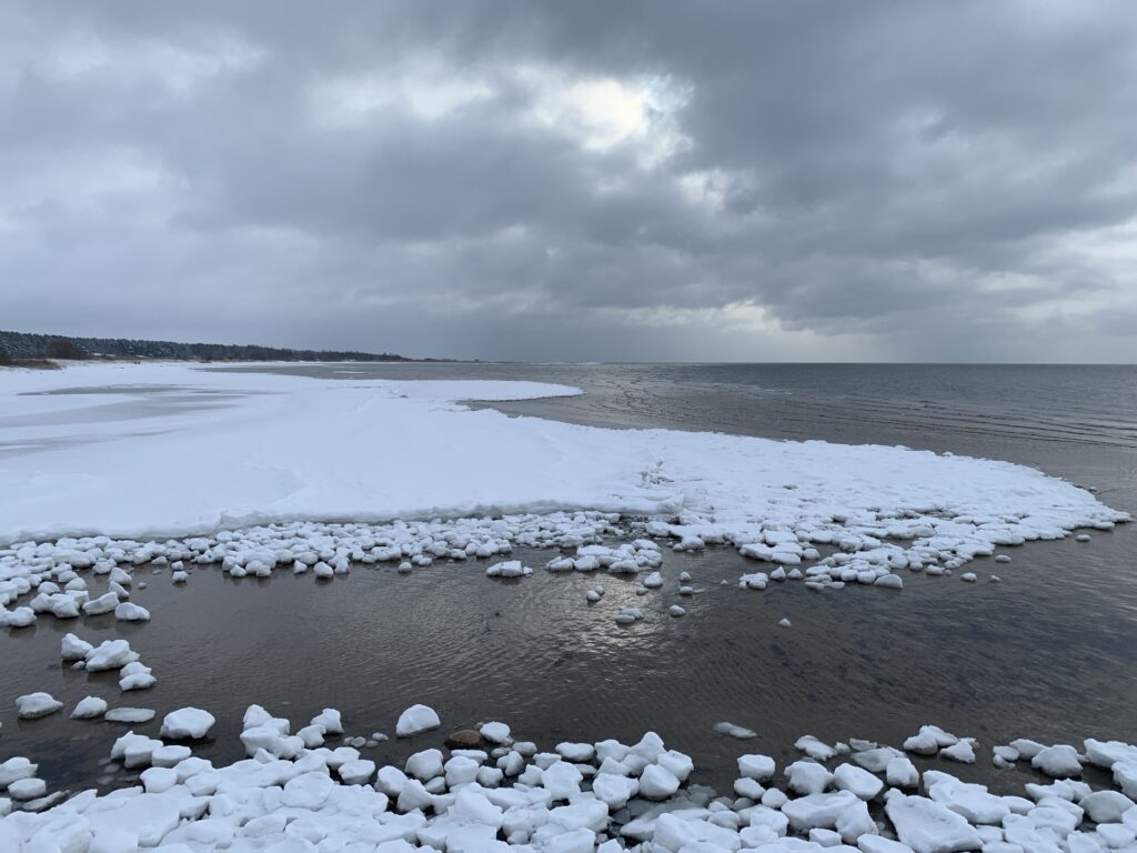 Meri on 5-minutilise jalutuskäigu kaugusel ning pakub elamusi nii talvel kui suvel